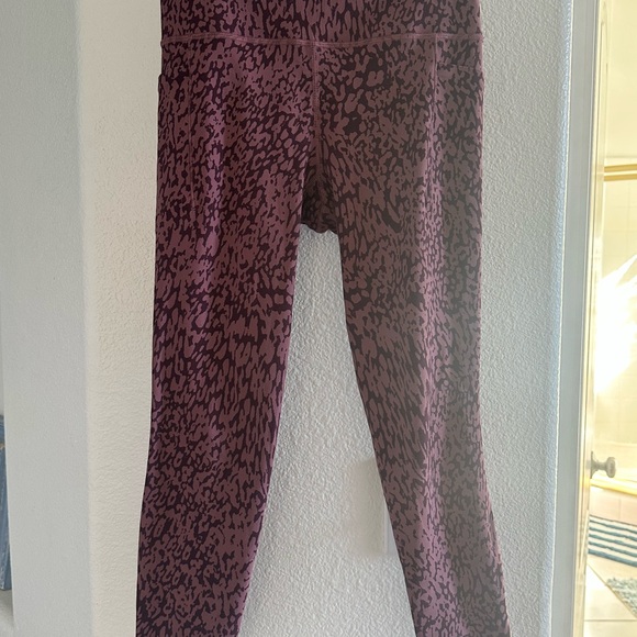Athleta SALUTATION 7/8 Legging - Burgundy - Picture 4 of 7